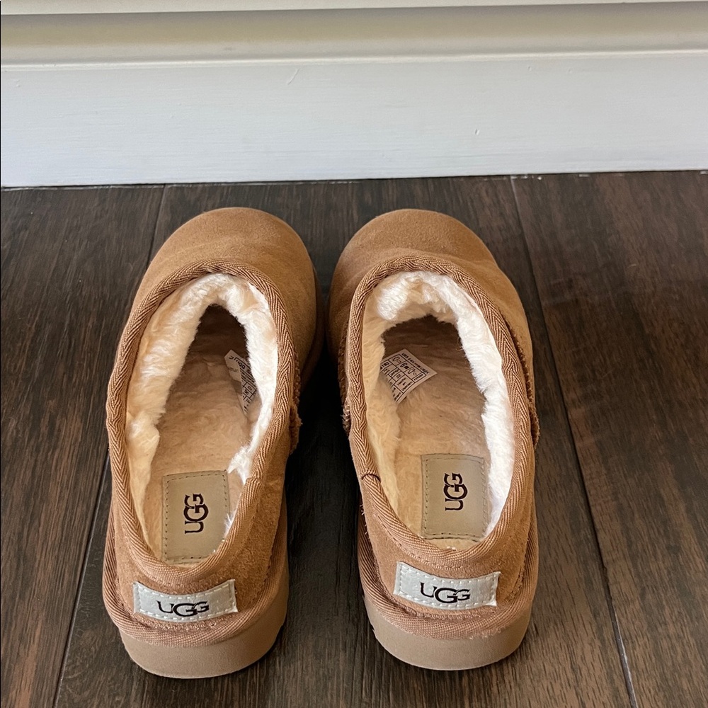 Like New UGG Classic Slipper - Picture 6 of 8